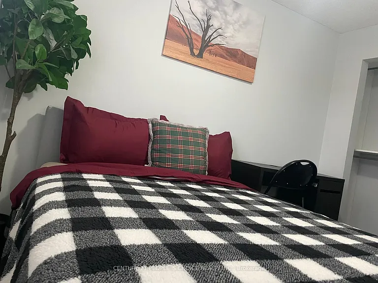 54 Carrie Cres #ROOM — Photo 2