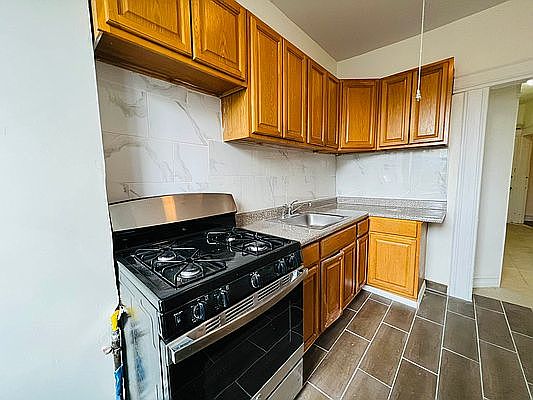 3rd image of 260 E 25th St #2