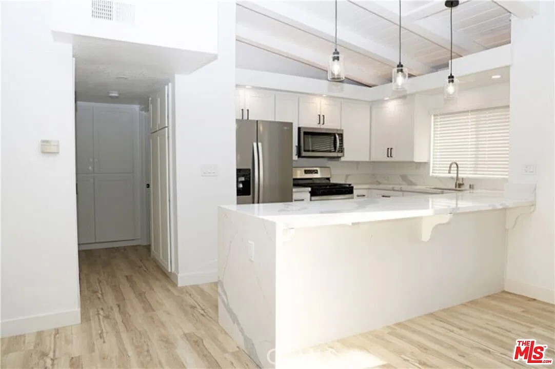 4 bed, 2.0 bath, 1700 sqft, $8,450 — Photo 2