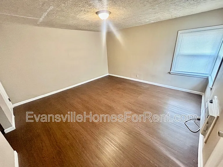401 N Morton Ave — Photo 2