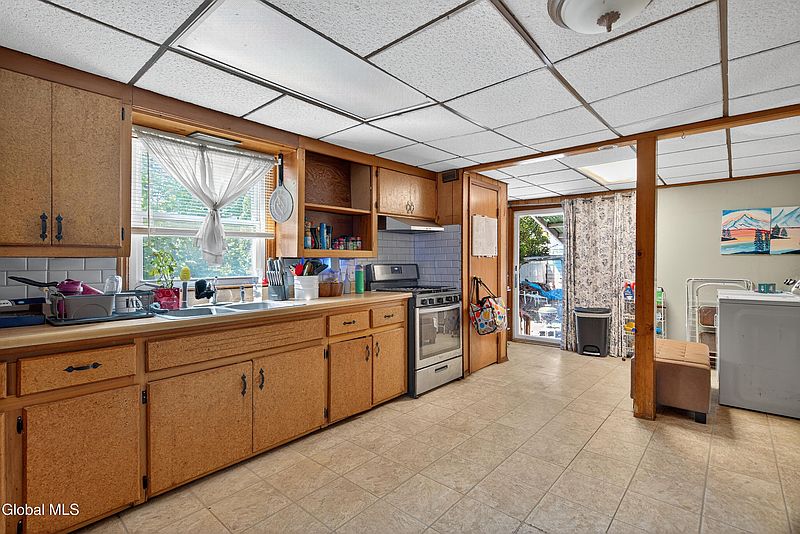5th image of 2325 6th Avenue
