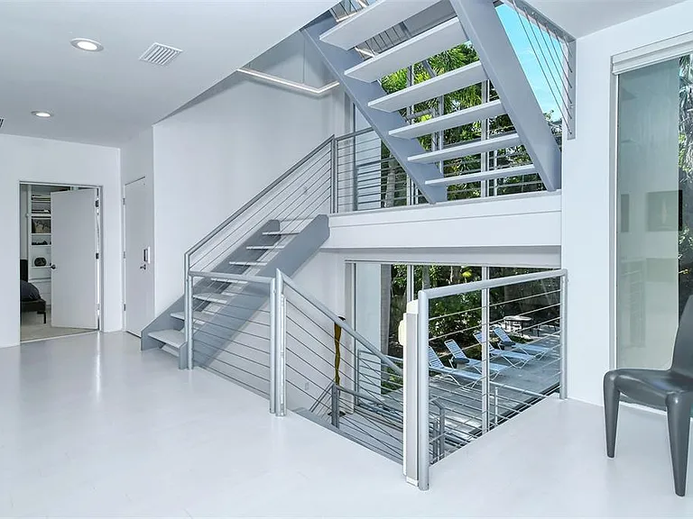 213 N Washington Dr — Photo 60
