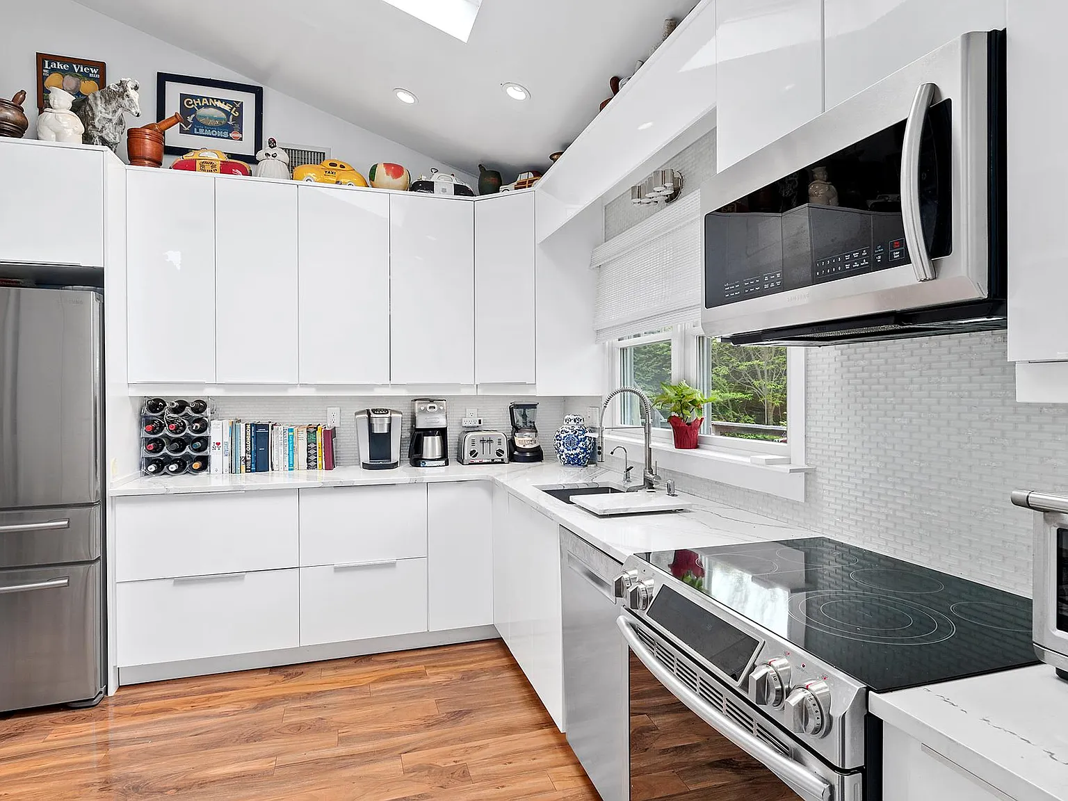 5 bed, 3.0 bath, 3000 sqft — Photo 1
