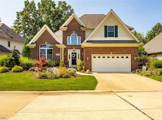 586 Masters Ln, Avon Lake, OH 44012