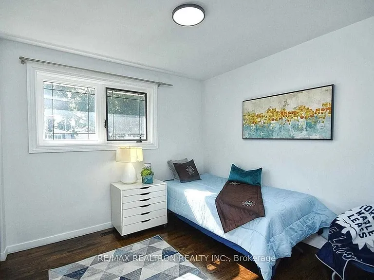 1 Sunderland Cres — Photo 24