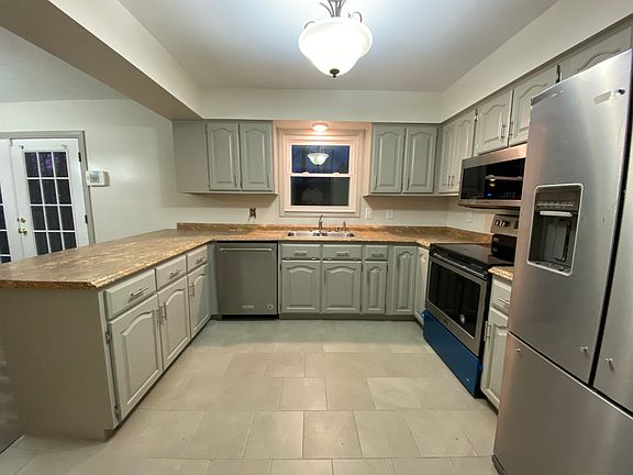 3rd image of 299 Tanglewood Dr