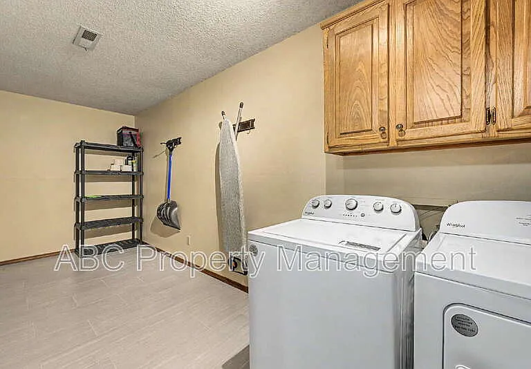 2 William Ln — Photo 19