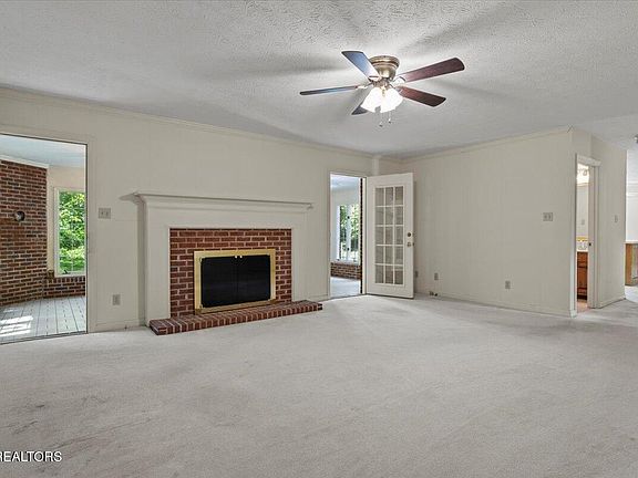 4th image of 1013 Park Lane Ct
