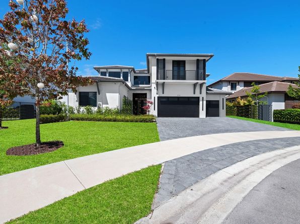 5735 SW 104th Ter