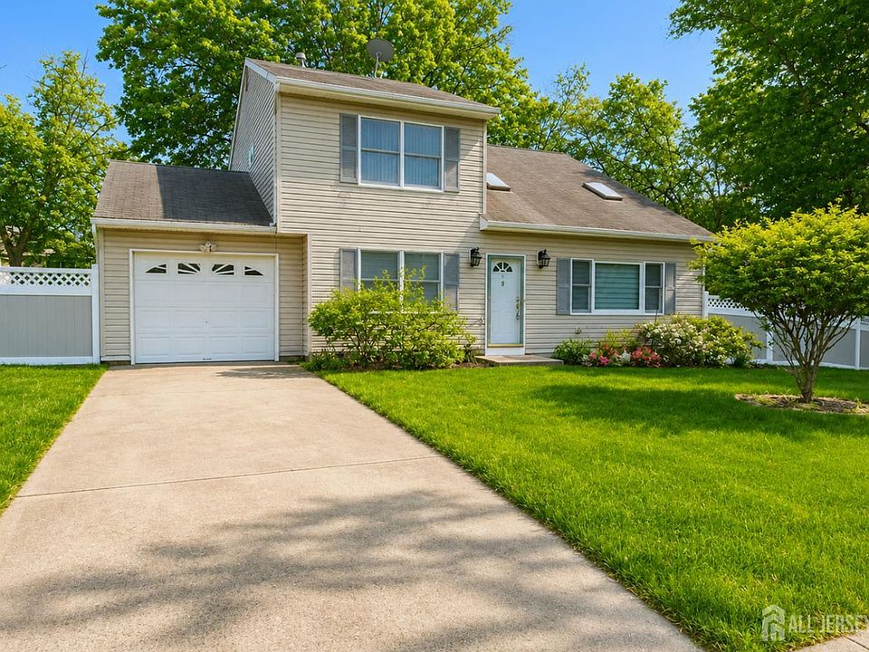 1st image of 9 Sycamore Ln
