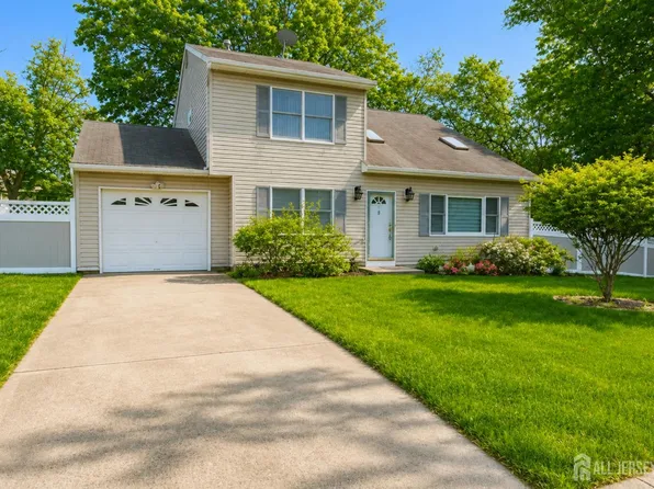 9 Sycamore Ln, Piscataway, NJ 08854