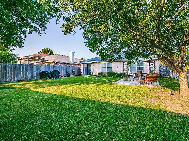 204 Lochwood Dr — Photo 26