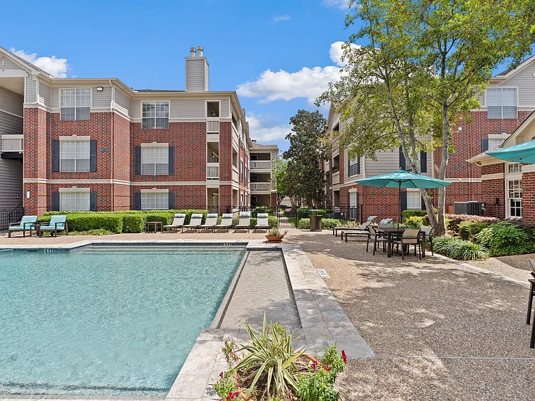 Gables Cityscape — Photo 12