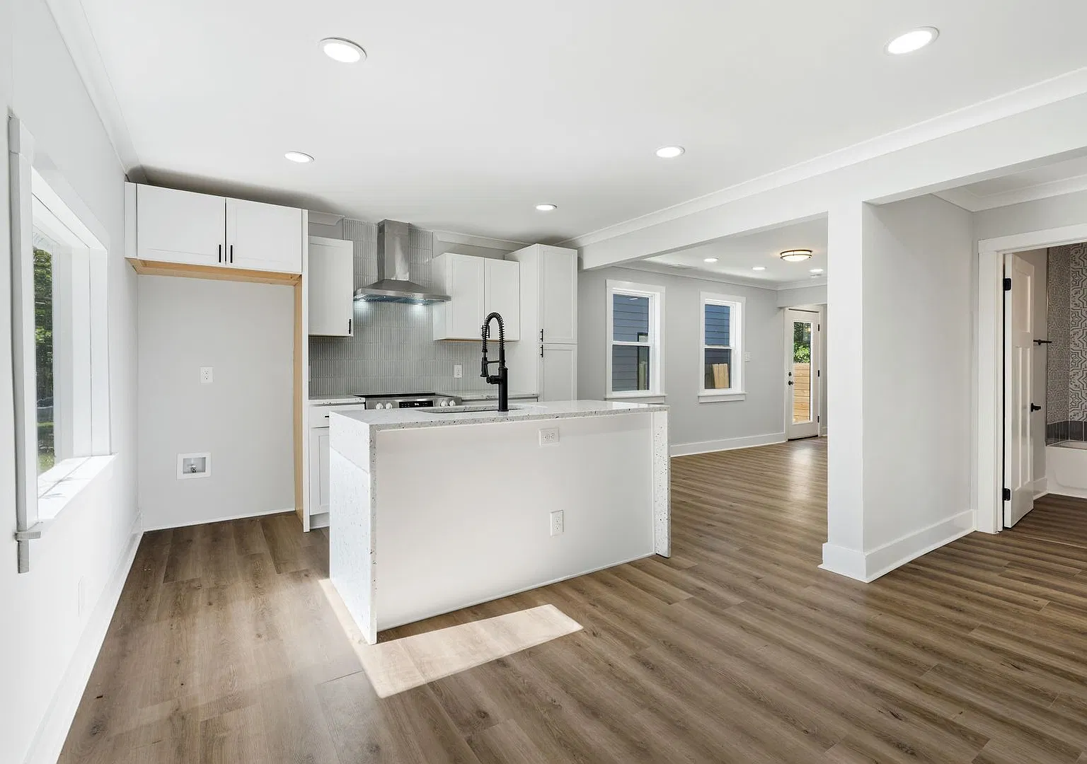 Beautifully renovated 3-bedroom bungalow near downtown with fully fenced yard! — Photo 3