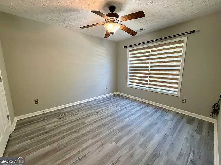 1977 Longmont Dr — Photo 11