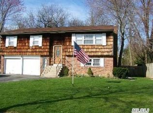 5 Martha Ln, Smithtown, NY 11787