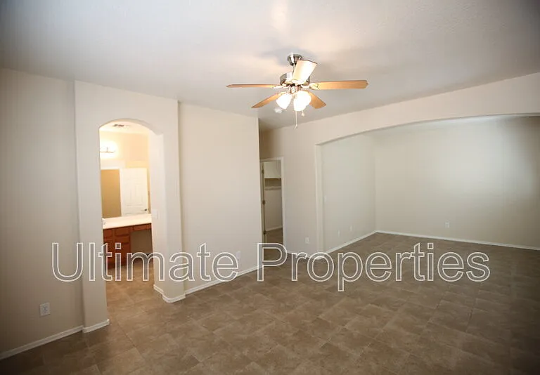 2230 W Oyer Ln — Photo 20