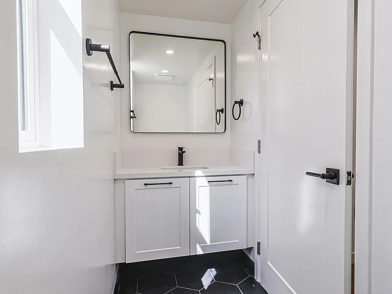 1227 N June St — Photo 25