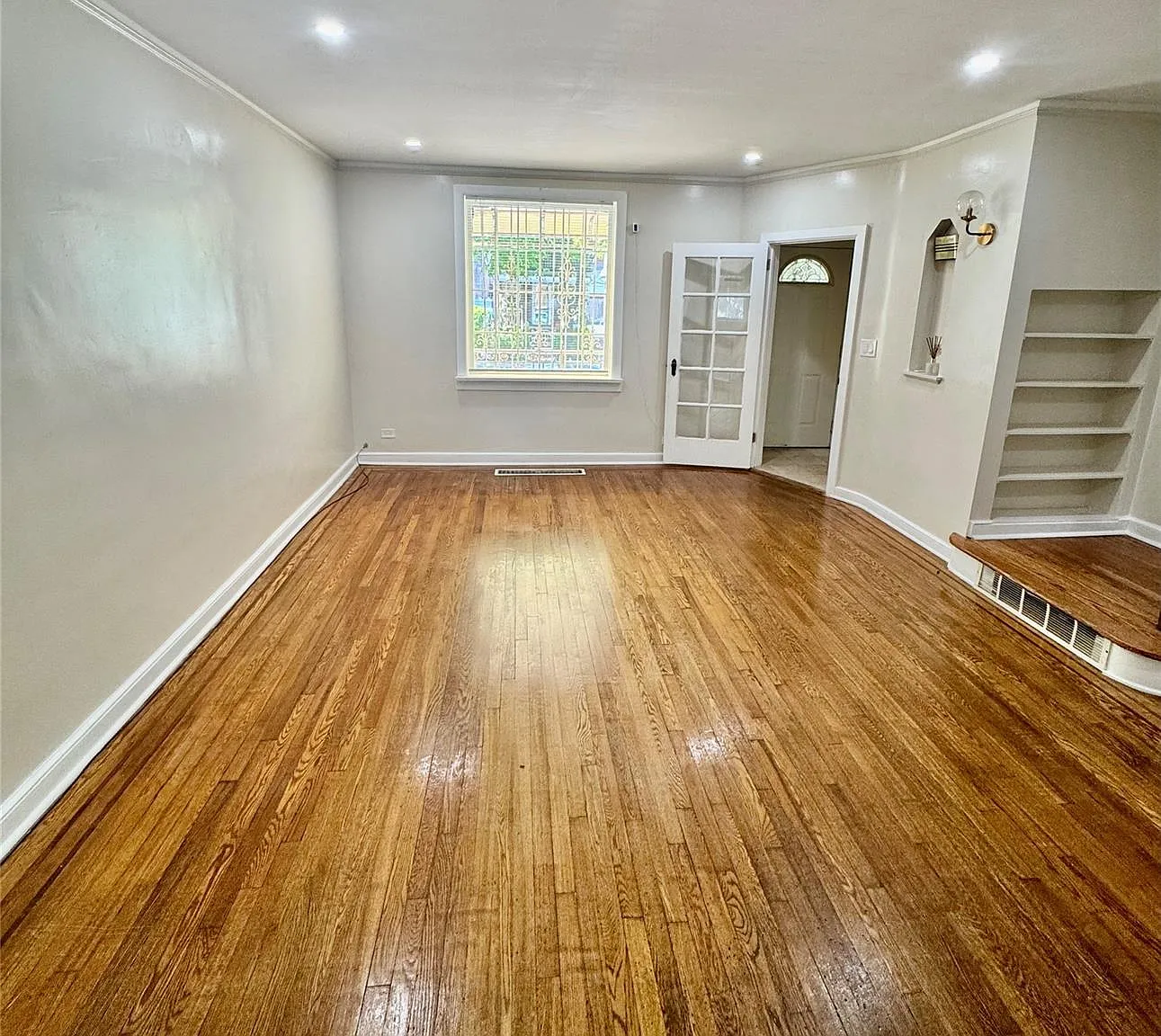3 bed, 1.0 bath, 1296 sqft, $3,700 — Photo 2