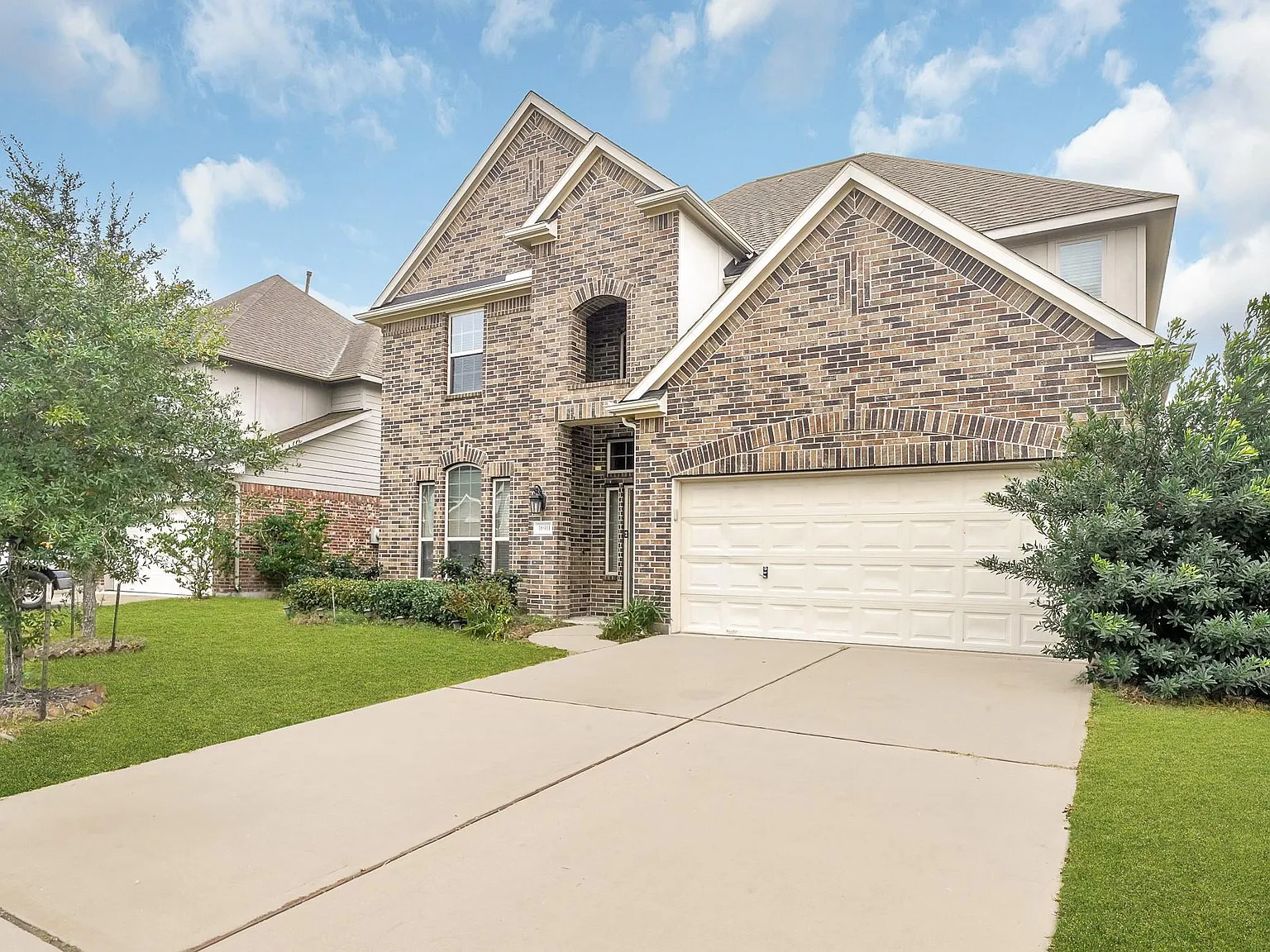 4 bed, 3.5 bath, 2702 sqft, $2,750 — Photo 2