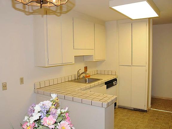 Dining Area & Kitchen
