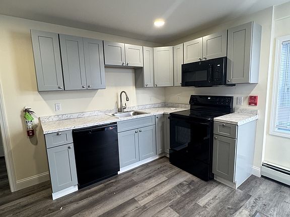 3rd image of 252 College St Unit 1