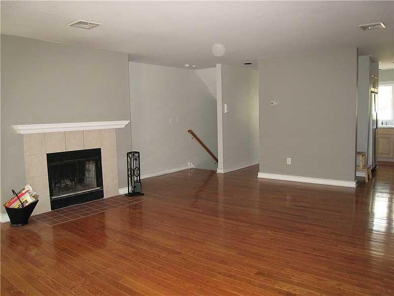 2nd image of 453 W Putnam Ave #1L