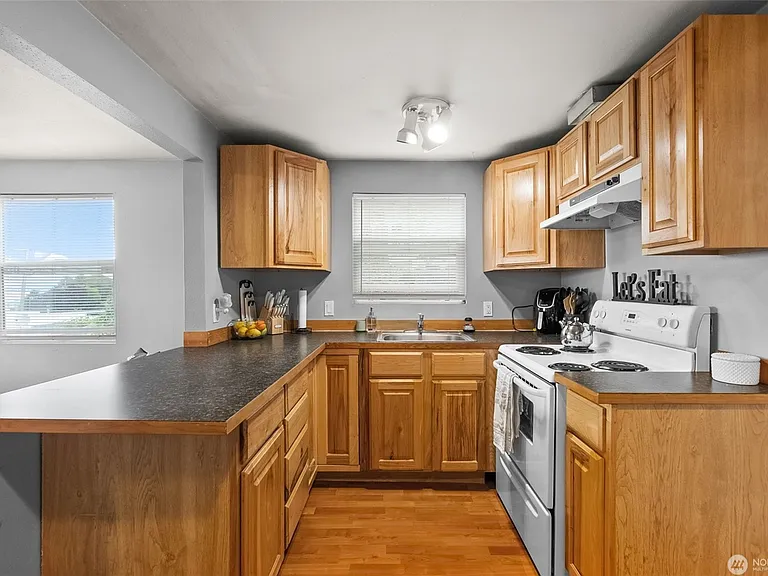 838 Prospect Aly — Photo 12