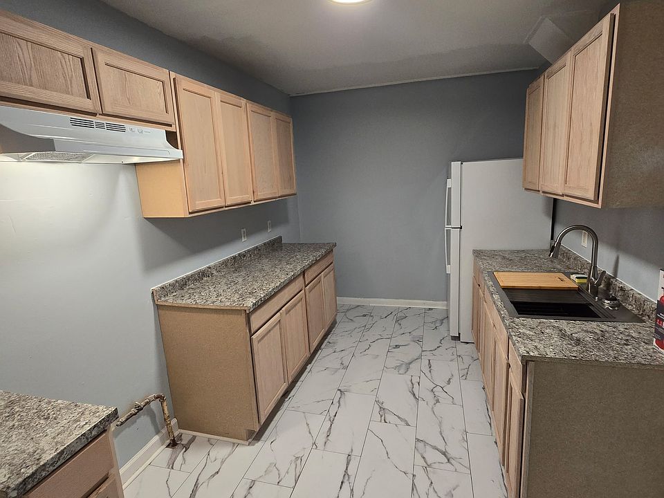 1st image of 169 Hawley St #1