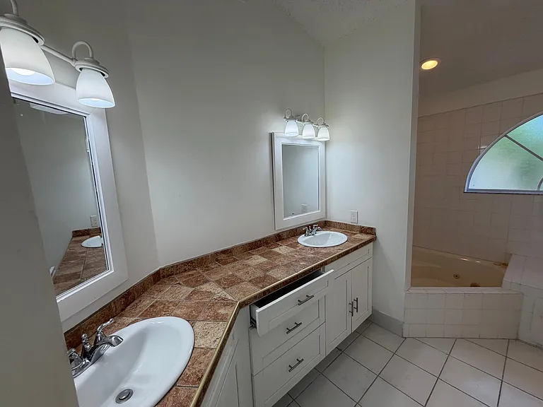 3780 Amalfi Dr — Photo 45