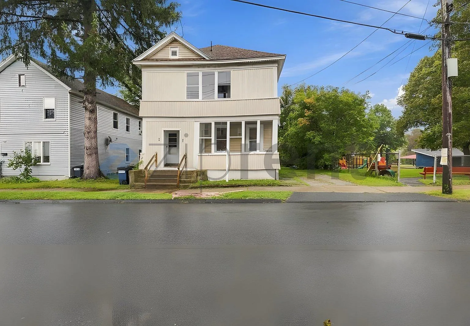 3 bed, 1200 sqft, $1,900 — Photo 1