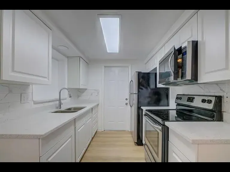 11138 Yellowwood Ln — Photo 2