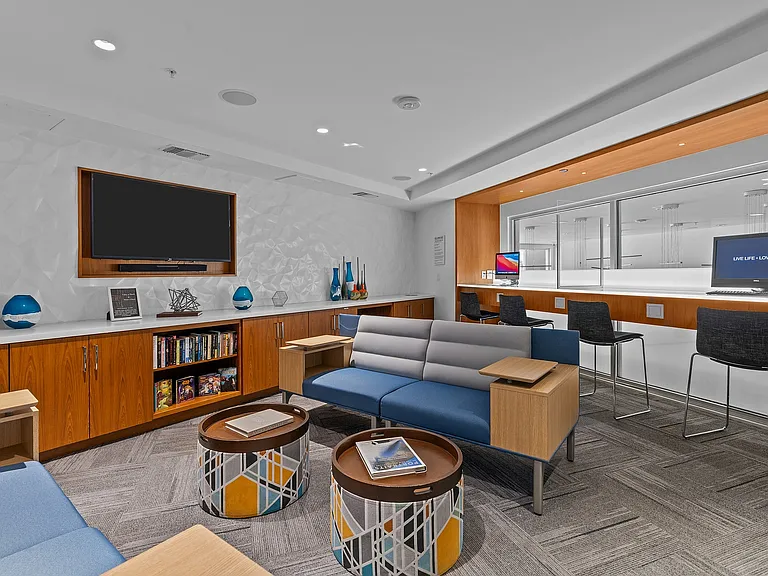 UptownOrange_amenity_business ctr DSC04303
