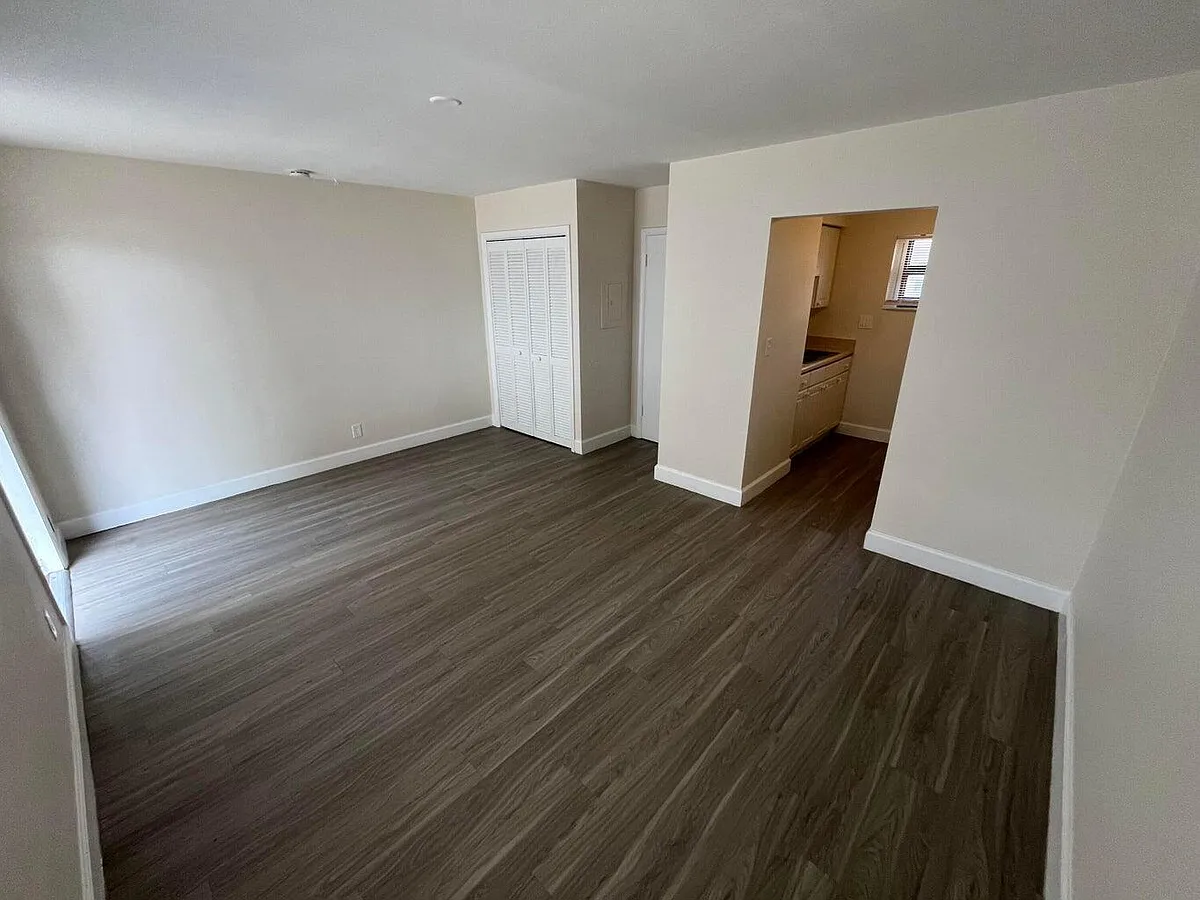 Building Photo - 1150 W Blue Heron Blvd #8