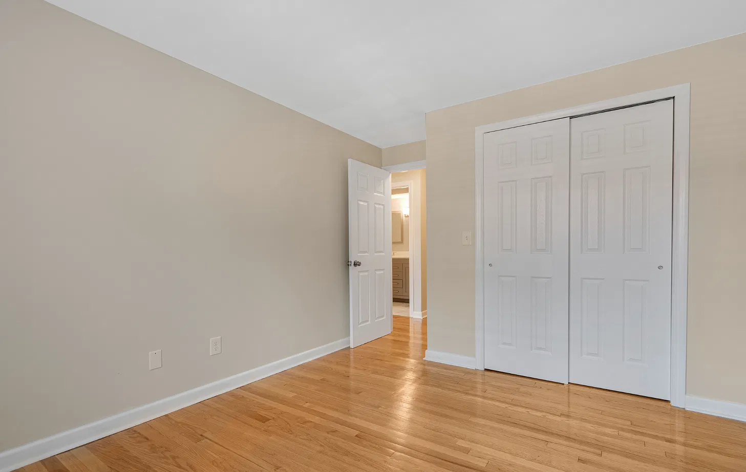 2 bed, 1.5 bath, 1050 sqft, $2,700 — Photo 3