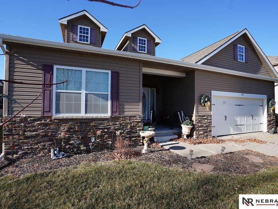 1st image of 120 Longwood Dr