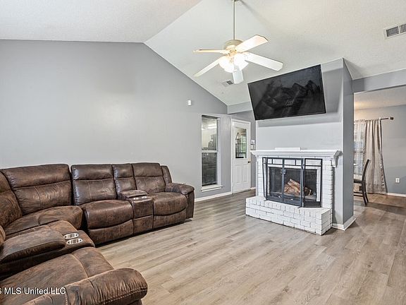 5th image of 3880 Ivanhoe Dr
