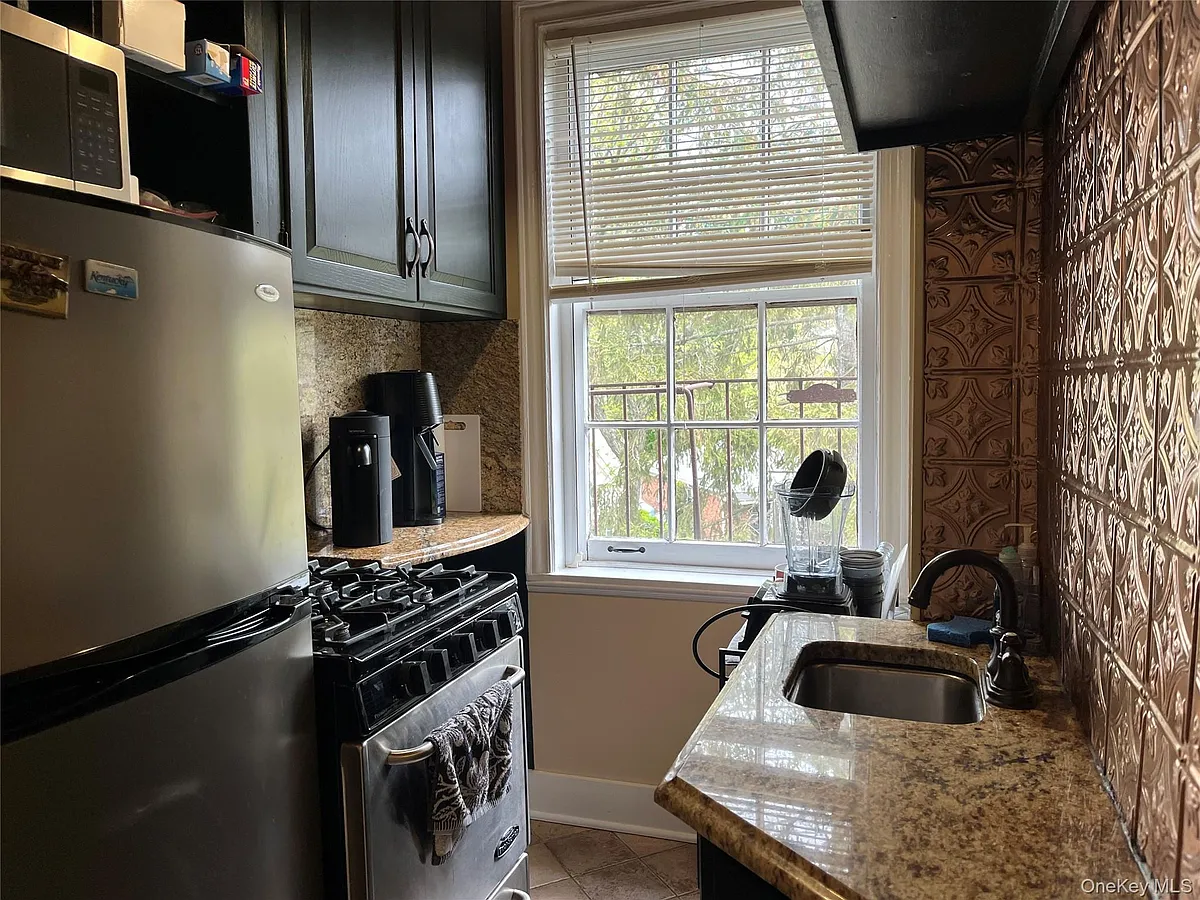 Building Photo - 38-30 Douglaston Pkwy #4C