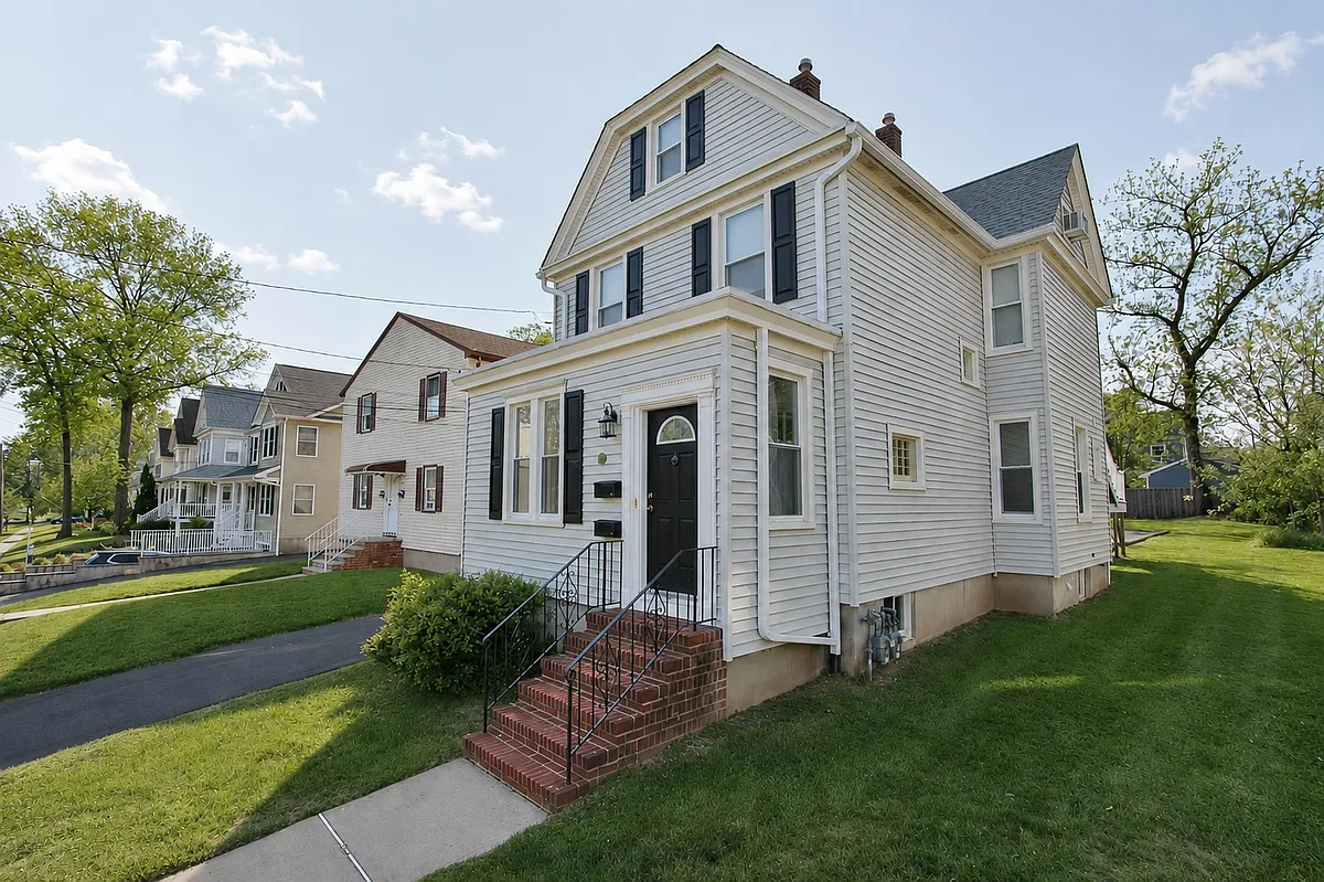 Side view - 552 Cumberland St #1