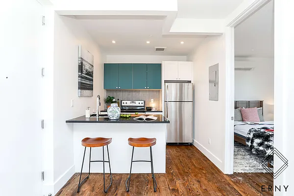 Rented by ERNY LLC | media 24