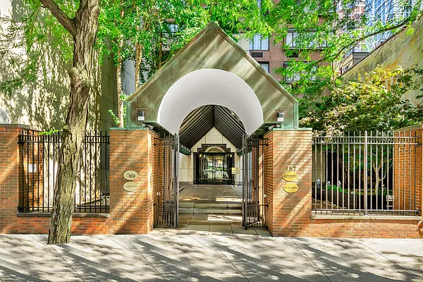 Rented by Compass | media 32