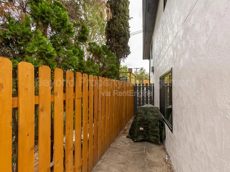 5464 Gilbert Dr — Photo 12