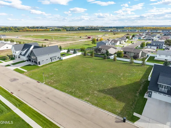 303 Lennox Dr, Bismarck, ND 58504