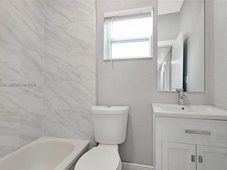 327 SW 20th St #2 — Photo 11