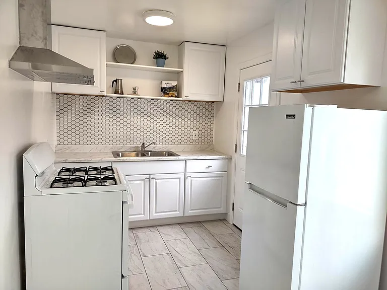 208 N Florence St — Photo 4