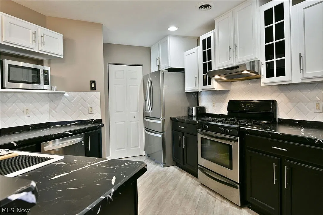 3 bed, 2.5 bath, 1942 sqft, $2,800 — Photo 2