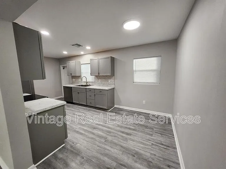 306 S Mercury Ave — Photo 5