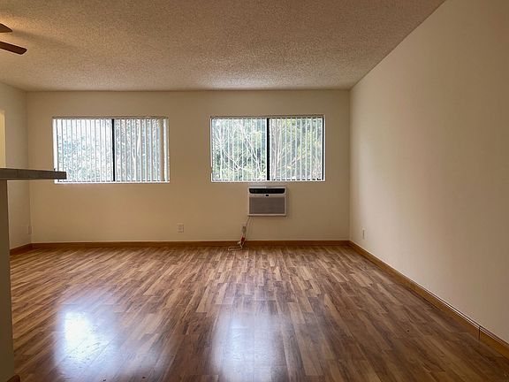 5th image of 12603 Oxnard St APT 10