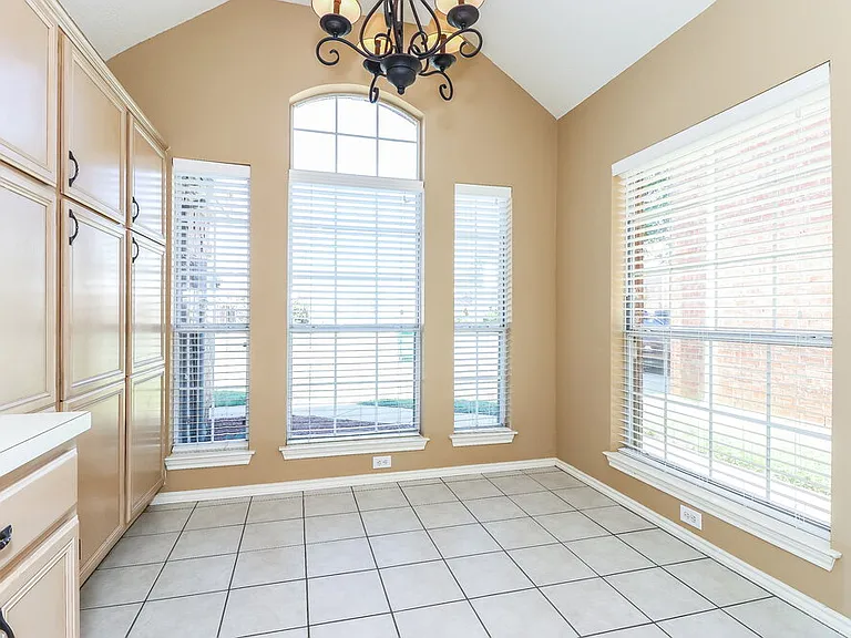 941 Azalia Dr — Photo 5