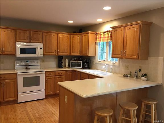 2nd image of 209 Ashwood Ln